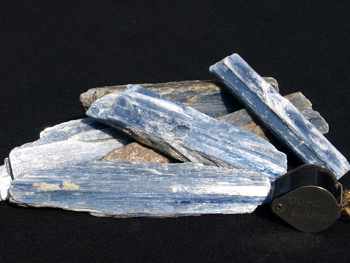 %_tempFileName0516_Kyanite_MinasGerais_Brazil%