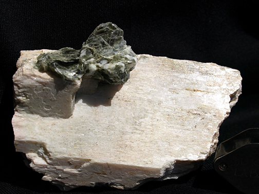 %_tempFileName1351a_Spodumene_WalnutHillPegmatite_Huntington_MA_USA%