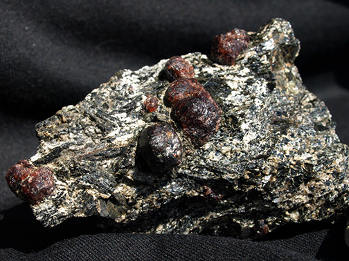%_tempFileName1352a_Garnet%20var%20Almandine_TurkeyHillReservoir_Haddam_CT_USA%