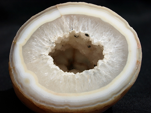 %_tempFileName1367a_Quartz%20var%20Agate%20Geode_Brazil%