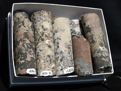 %_tempFileName1436a_Willemite,%20Calcite_SterlingHillMine_Ogdensburg_NJ_USA%