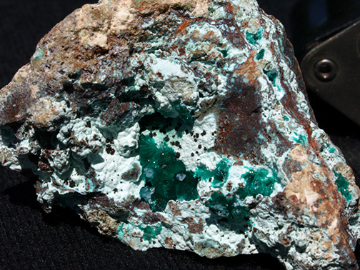 %_tempFileName2209a_Dioptase-Apophyllite-KInoite_ChristmasMine_GilaCounty_AZ%