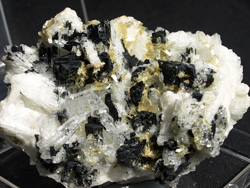 %_tempFileName2640_Tourmaline,%20Muscovite_MinasGerais_Brazil%