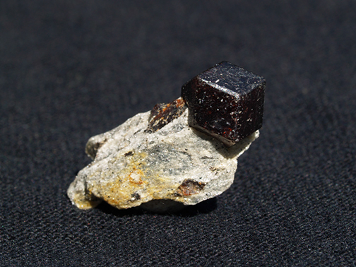 %_tempFileName2681_Garnet%20var%20Almandite_Roxbury_CT_USA%