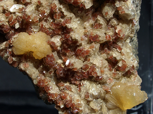 %_tempFileName2695-1_Heulandite,%20Calcite,%20Stilbite_O&GQuarry_Southbury_CT_USA%