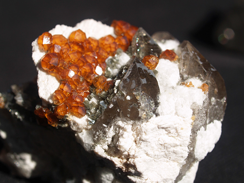 %_tempFileName3107a-1_Garnet,%20Microcline_FuijanProvince_China%