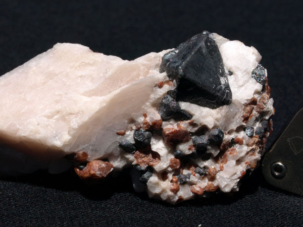 2162a_Franklinite-Calcite-Willemite_NJZinc_Ogdensburg_NJ