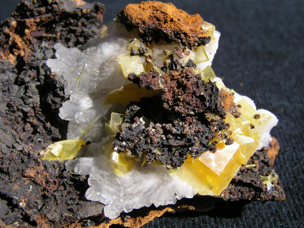2196b_Wulfenite_Mexico